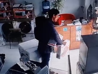 El ladrón logró llevarse dos electrodomésticos del local. Imagen: captura de video.