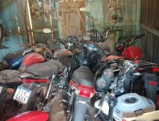 Varias motocicletas de dudosa procedencia estaban en la vivienda del usurero. Foto: La Clave.