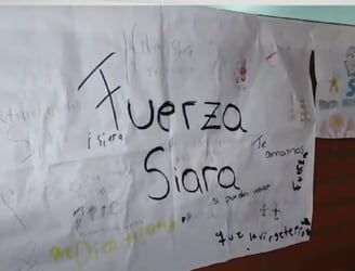 Mensajes de apoyo fueron dejados frente a la sala donde se encuentra internada la pequeña Siara. Foto: Itapúa Noticias.