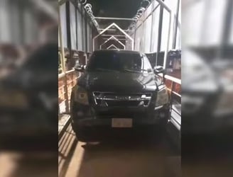 El vehículo quedó atascado en medio de la pasarela del viaducto. Imagen: captura de video.