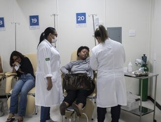 Sanitarios atienden a pacientes sospechosos de tener dengue en un hospital de Río de Janeiro, Brasil, el 7 de febrero de 2024.