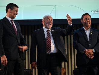El presidente Peña preside el Mercosur, aquì con Lula Da Silva y Luis Arce.  (Photo by MAURO PIMENTEL / AFP)
