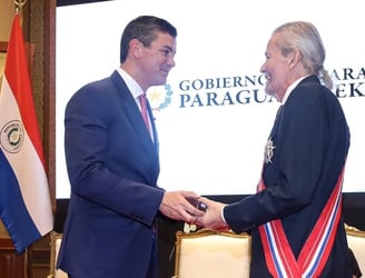 El presidente Santiago Peña entregó la condecoración a Koki Ruiz. Foto: Presidencia.