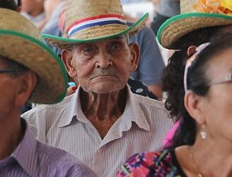 Adultos mayores reciben sus pensiones. Foto: Gentileza