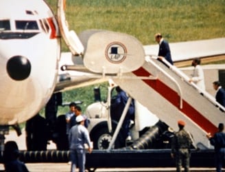 Stroessner subiendo al avión tras ser derrocado por el golpe militar de 1989.  El “todopoderoso” se marchaba al exilio.