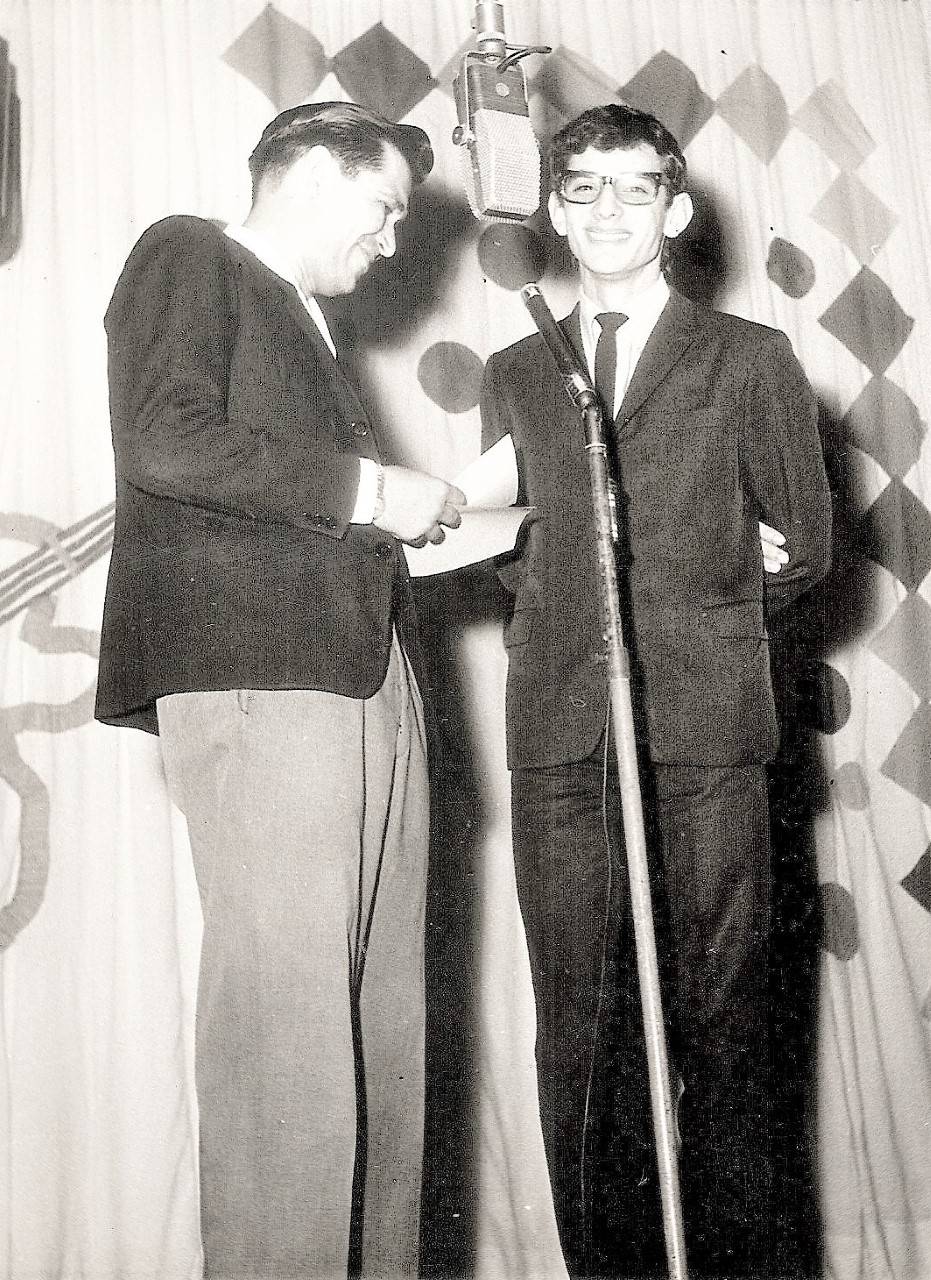 Ireneo Román, por los años 60, animando un programa en Radio Charitas que lo tenía como una de sus principales figuras, al hoy concejal municipal asunceno