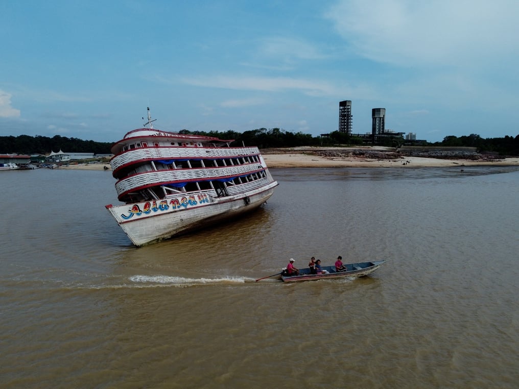 Un ferry varado en Marina do Davi, una zona de atraque del río Negro, ciudad de Manaus, estado de Amazonas, norte de Brasil, el 16 de octubre de 2023. Foto: AFP