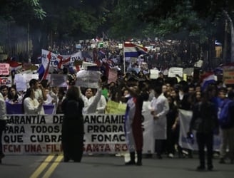Marcha de universitarios sobre la Avda. Mariscal López. Foto: Eduardo Velázquez - Nación Media.