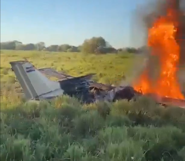La avioneta se incendió tras precipitarse.