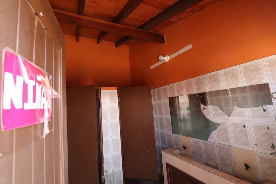 El sanitario de la escuela San Ramón representa un riesgo para la integridad de los más pequeños con vidrios rotos.FOTO:EMILIO BAZÁN