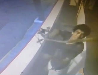 El delincuente perpetró el robo en la sede del Ministerio de Trabajo: Imagen: captura de video.