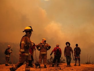 Chile en duelo combate 34 incendios contra el viento y el calor extremo.