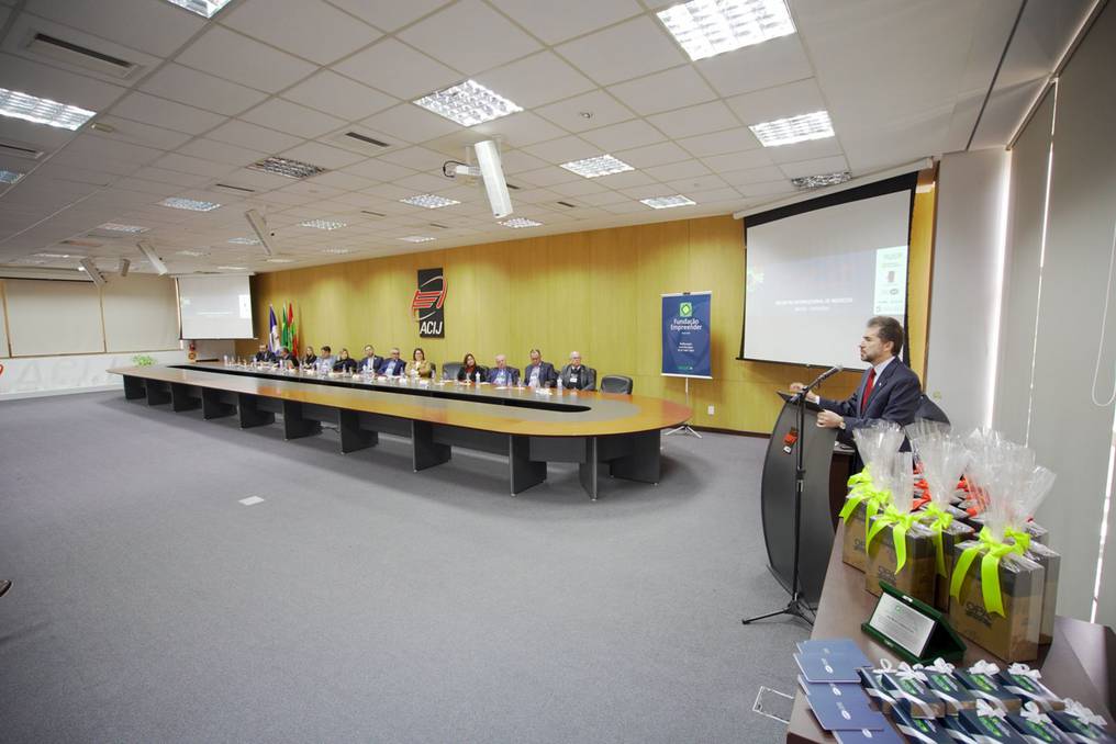 El ministro Luis Castiglioni participó del Seminario de Oportunidades Comerciales y de Inversiones en Paraguay, que contó con la asistencia de empresarios nucleados en la Fundación Emprender. Foto: Gentileza.
