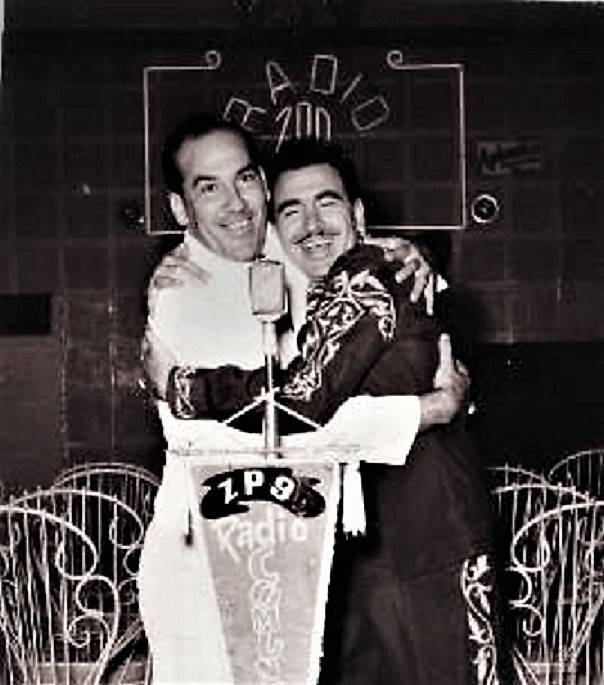Juan Bernabé Apodaca, director de radio Comuneros, con Luis Alberto del Paraná, el más emblemático de los artistas paraguayos que recorrió el mundo; en una foto de perfil a su nombre en redes sociales.