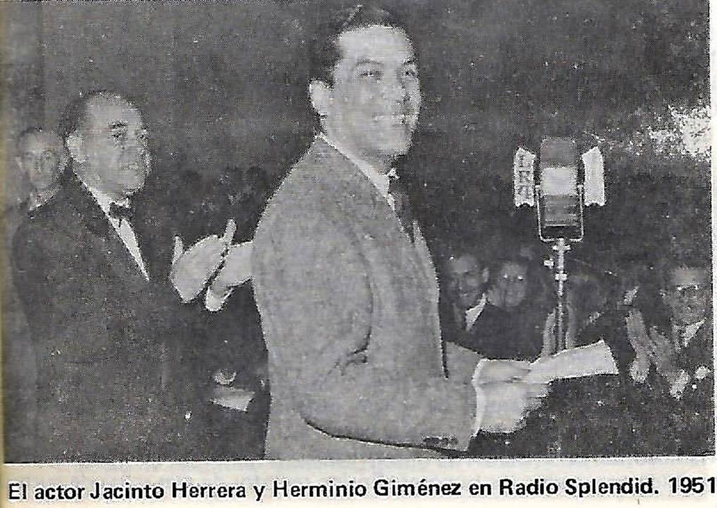En Radio Splendid, de Buenos Aires, conduciendo el ciclo de programas del maestro Herminio Giménez. Foto del libro “H. Giménez: Un músico latinoamericano, su vida y su obra”, de José Fernando Talavera.