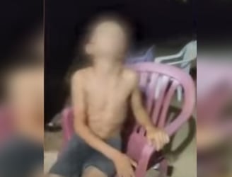 El niño fue filmado cuando se encontraba en completo estado de ebriedad. Imagen: captura de video.