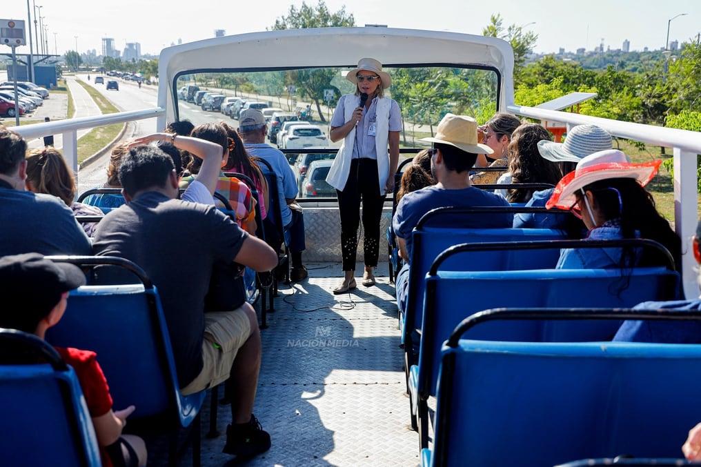 El recorrido de las 7 iglesias se hizo en un open bus en Asunción. Foto: Emilio Bazán/Nación Media
