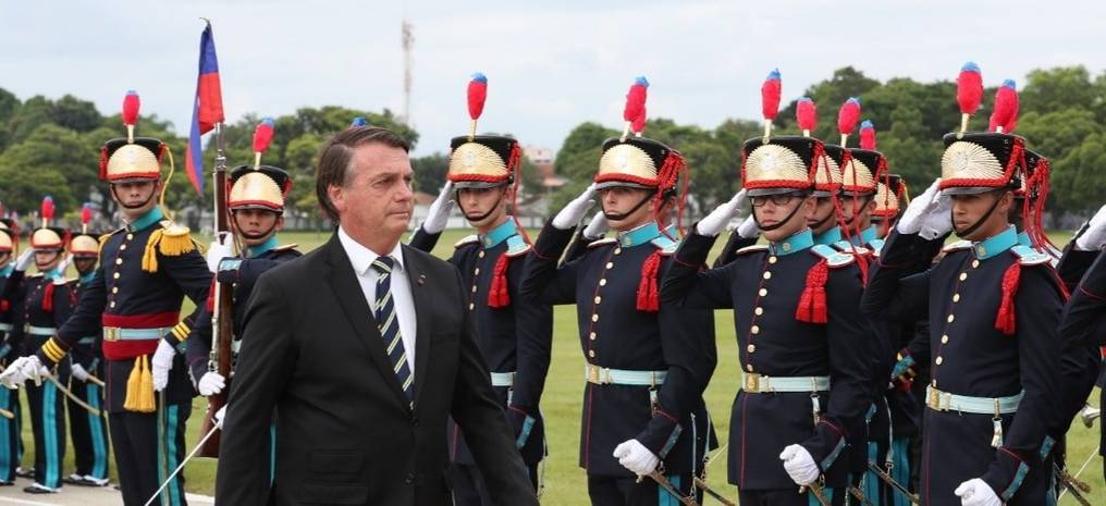 La Nación / Bolsonaro releva a la cúpula de las Fuerzas Armadas