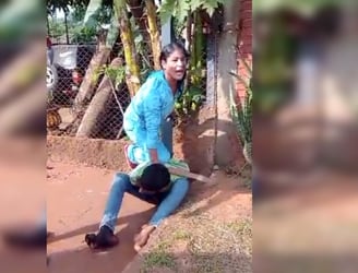 La mujer se encargó de reducir al delincuente a machetazos. Imagen: captura de video.
