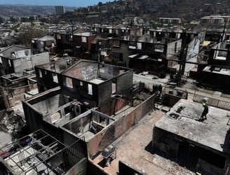 Los incendios forestales arrasaron con estas viviendas. Foto; AFP.
