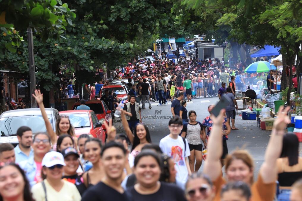 Los fans de Karol G, a la espera de ingresar al estadio. Foto: Jorge Jara, Nación Media.