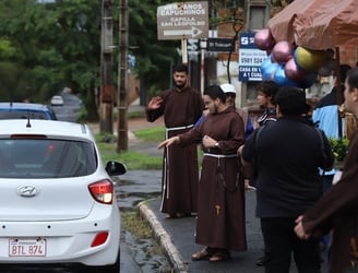 Capuchinos ofrecieron la tradicional bendición de automóviles. Foto: Jorge Jara