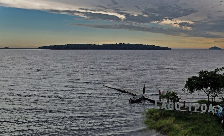Los dos lagos que nadie comprende: el Ypacaraí que se comporta como un ser vivo y el Ypoá donde una isla cambia de lugar —y donde un presidente mandó construir un corral para un monstruo