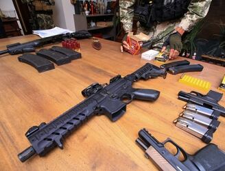 Potentes armas requisadas en el operativo Dakovo pasan a manos de la Policía Nacional. Foto: @MinPublicoPy