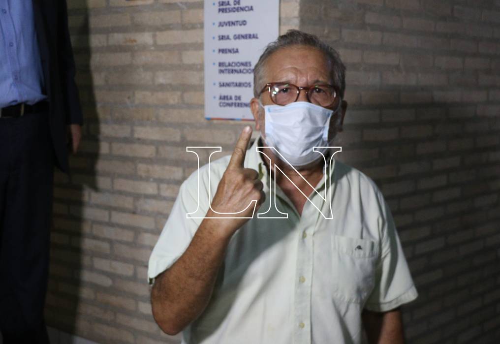 Luis Alberto Wagner, senador de pobre gestión durante los tres periodos que le ha tocado estar en el Congreso Nacional, manifestó su aprobación por los hechos de violencia sucedido en el local partidario. Foto:  Christian Meza.