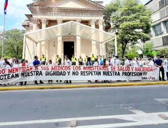 Días atrás, SINAMED organizó una manifestación frente al Panteón de los Héroes. Foto: Facebook.