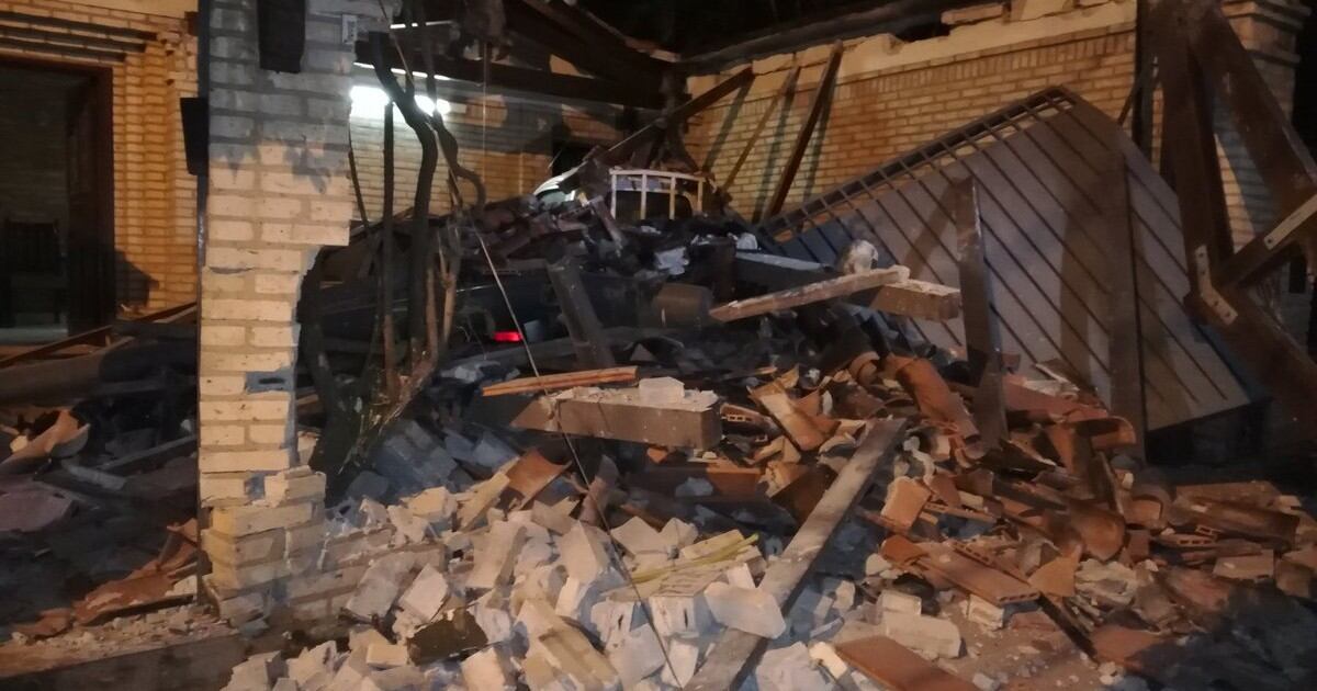 La Nación / Chocó contra una casa y derribó parte del techo