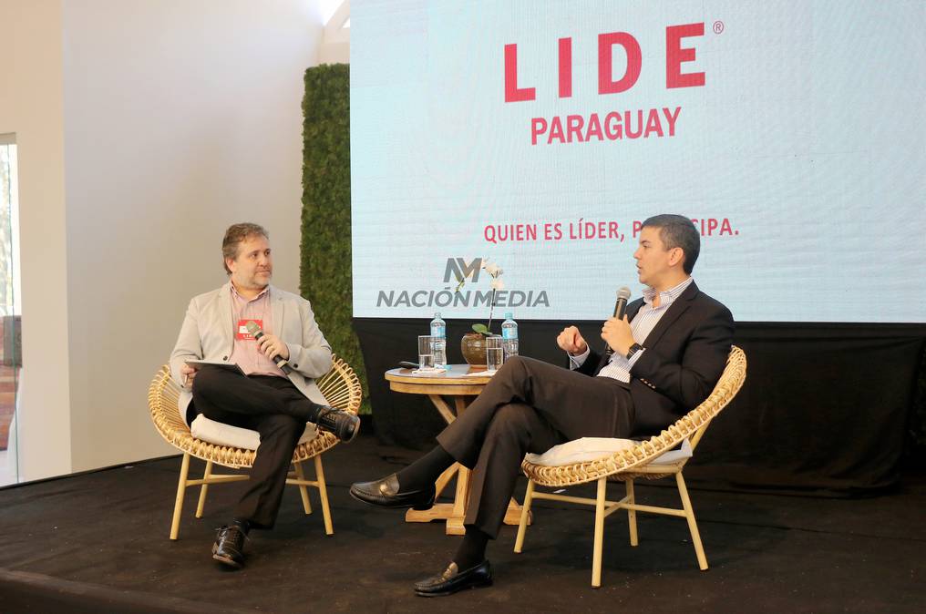 Santiago Peña con el CEO de LIDE, Marco Tatijewski, durante el conversatorio con los miembros del gremio. Foto: Nadia Monges.  