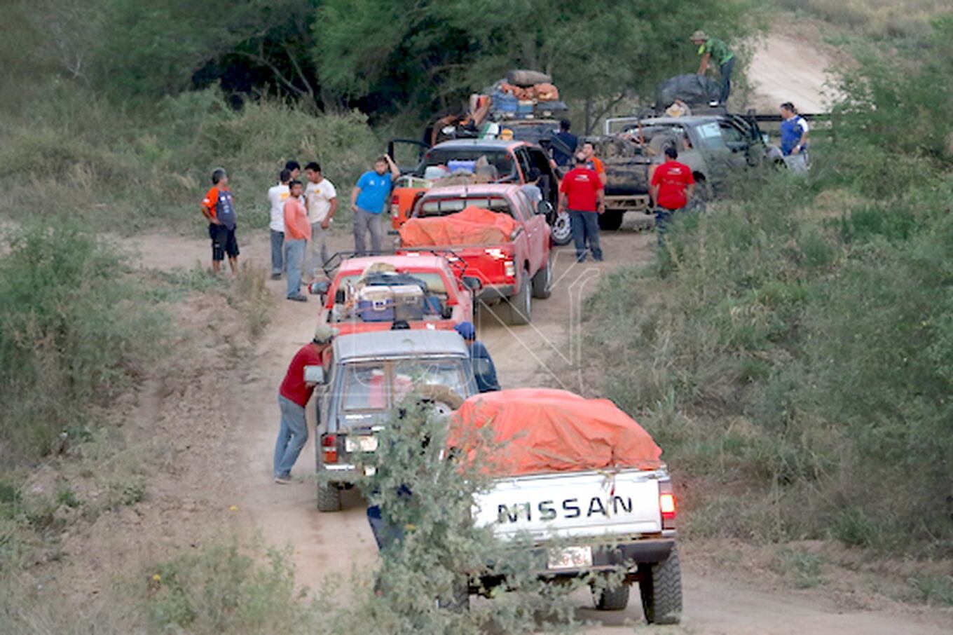 Los vehículos de auxilio ingresaron a las picadas cargados de muchas provistas y repuestos para asistir a
sus equipos.FOTO:ANÍBAL GAUTO
