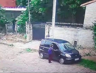 El niño fue subido a punta de arma de fuego al vehículo. Imagen: captura de video.