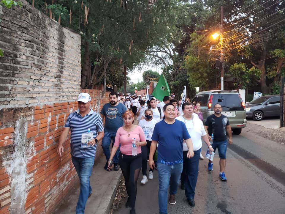 Días pasado, Víctor Ramón Ortiz y Eduardo Nakayama recorrieron juntos algunos barrios asuncenos. Foto: Facebook.