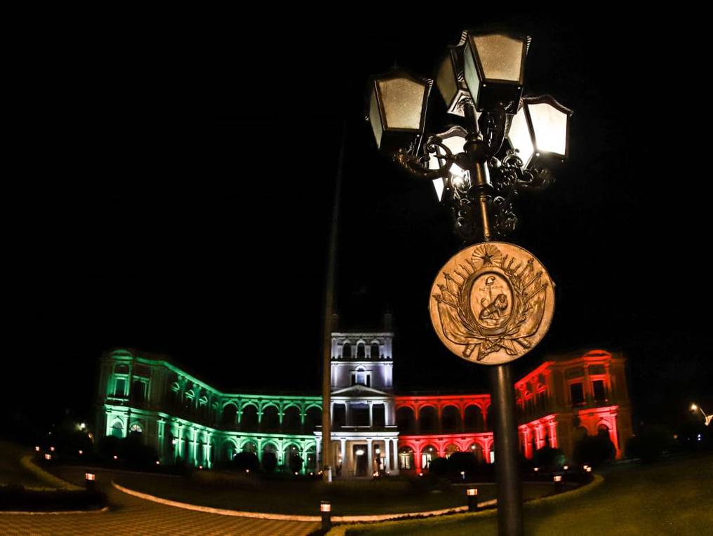 Palacio Iluminado Con Colores De Italia En Homenaje A Fallecidos
