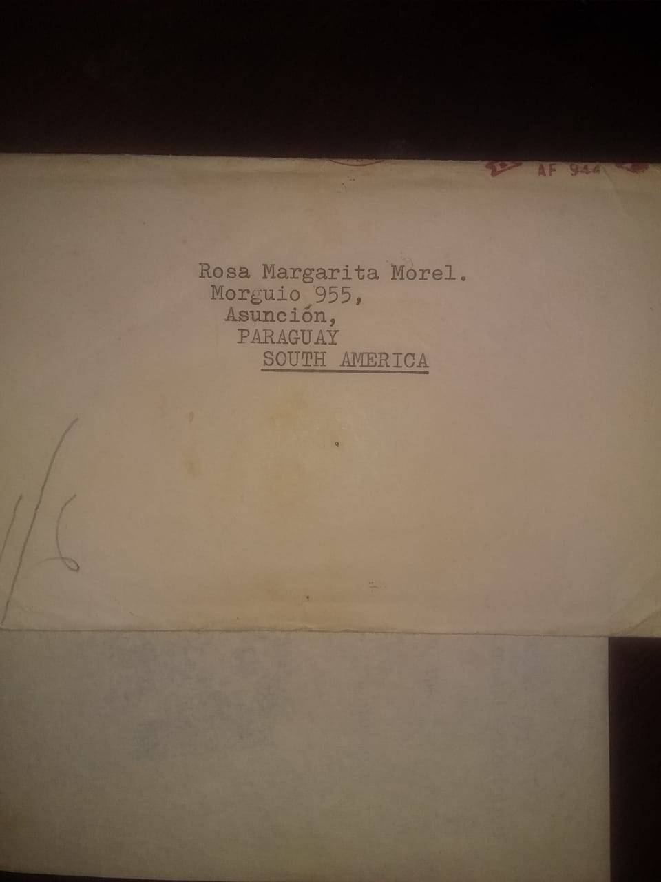 Todavía conserva intacto el sobre en el que llegó la famosa carta con la foto autografiada de The Beatles hace décadas.