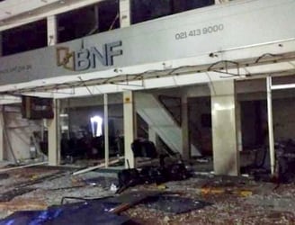 El sábado por la noche la sede del BNF de la ciudad de Natalio fue blanco de un asalto tipo comando.FOTO: GENTILEZA