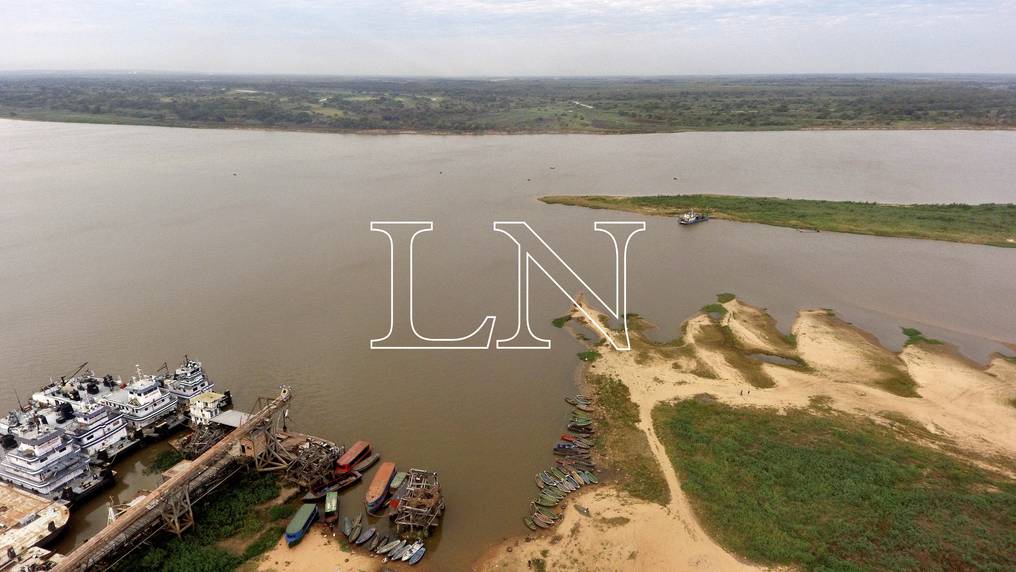 Sobre el río Paraguay, en zona Puerto Pabla, la situación también es tensa como muestra la imagen. Foto: Pánfilo Leguizamón.