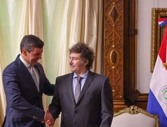 Santiago Peña y el presidente argentino Javier Milei en la Casa Rosada. Foto: Gentileza