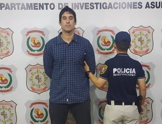 Esta mañana se entregó a la Policía Federico Ferreira, líder de la barra “Comando”. Foto: Gentileza.