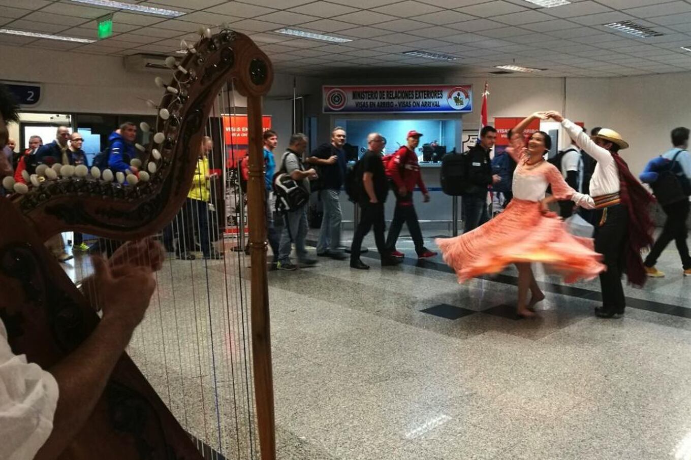 El aeropuerto Silvio Pettirossi sorprendió a los visitantes con hermosas bailarinas del elenco de la Senatur.