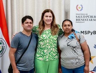 La ministra María Teresa Barán se reunió con los padres del pequeño Fabio. Foto: MSPBS.