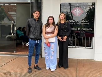 Los padres de la pequeña Jazmín acudieron con su abogada a la Fiscalía. Foto: Rocío Gómez / Nación Media.