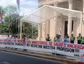 Los médicos del SINAMED se manifestaron frente al Panteón de los Héroes. Foto: Radio Ñanduti.