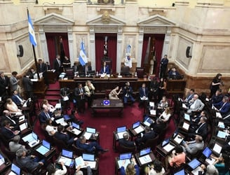 Polémica en Argentina por aumento de salarios de senadores en plena crisis.