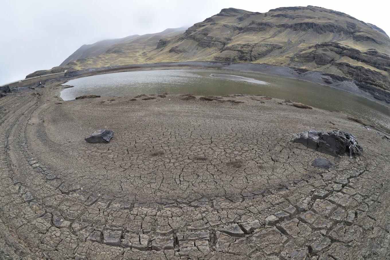 LA SEQUÍA ES LA CAUSA:Las represas que suministran agua a La Paz redujeron su caudal por la peor sequía que vive Bolivia.