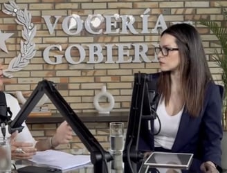 Lea Giménez en entrevista con la vocera del Gobierno. Imagen: captura de video.