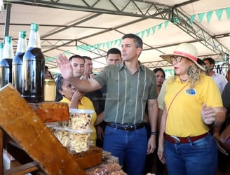 Santiago Peña habló durante su visita a la Costanera de Asunción, donde se desarrolla la feria de la agricultura familiar.