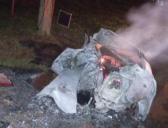 El vehículo fue consumido por las llamas.